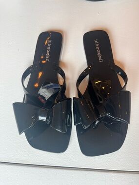 Brand new Jeffrey Campbell square toe bow flip flops. Size 8.